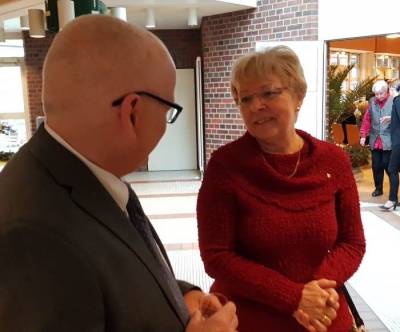 Schirmherrin der Veranstaltung Jutta Kaddatz im Gespräch mit dem Schönefelder Bürgermeister Hentschel.